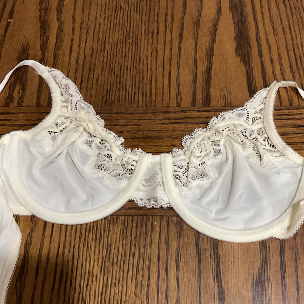 Pretty Calvin Klein Cream Lace Bra - Picture 7 of 7
